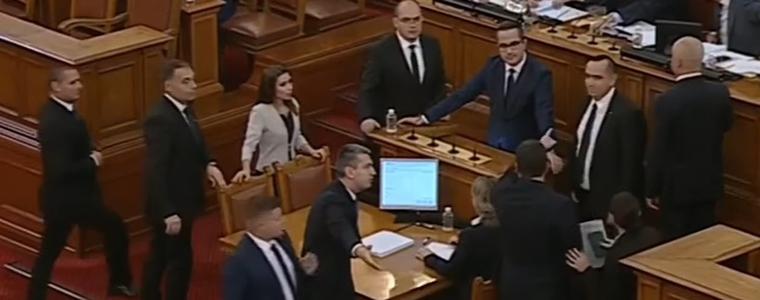Спор на депутати от БСП и "Възраждане" прекъсна заседанието на парамента