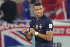 Франция е първият осминафиналист след победа срещу Дания