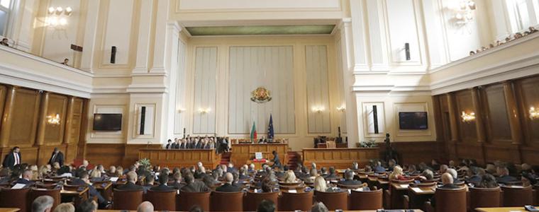 Близо 18-часов маратон в НС: Смесено гласуване, запазва се район "Чужбина", видеонаблюдение в СИК