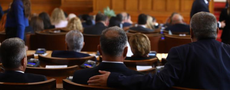 Депутатите си съкратиха коледната ваканция