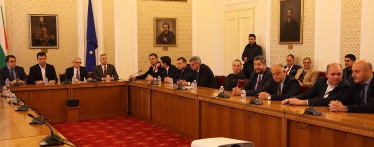 ГЕРБ и ДПС напуснаха предсрочно срещата с ПП и Денков за втория мандат