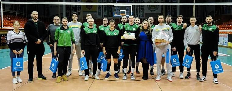 Лаборатория "Кандиларов" с коледни подаръци за волейболистите и щаба на "Добруджа 07"