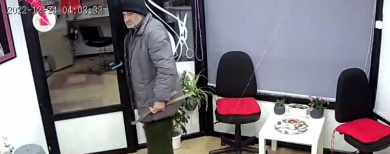 Мъж с пола и токчета обра фризьорски салон във Варна