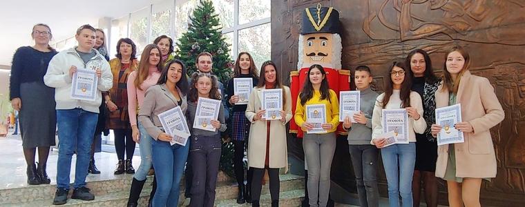 Наградиха най-добрите в областния конкурс за есе на тема "Каква е цената да бъдеш харесван?"
