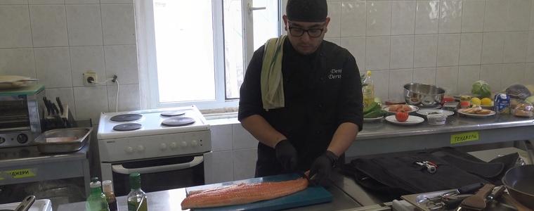 Рецепти със сьомга, усвоени в САЩ, демонстрира учителят Денис Дервиш пред своите ученици в ПГ по туризъм (ВИДЕО)