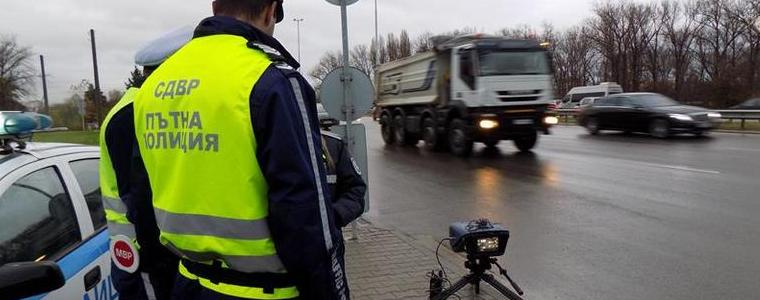 Засилен трафик и повече полиция по пътищата