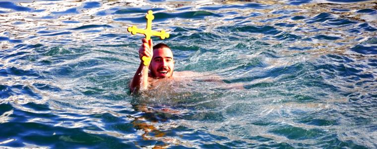 22-годишен студент хвана кръста на Богоявление в Балчик (ВИДЕО)