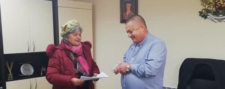 336 пенсионери от община Крушари получават карти за безплатно пътуване за междуградския транспорт