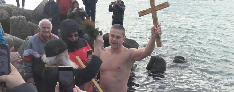 40-годишният Момчил Белчев стигна пръв до кръста в Каварна на Йордановден (ВИДЕО)