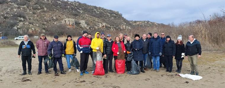 70 доброволци се включиха в почистването на местността "Болата" 