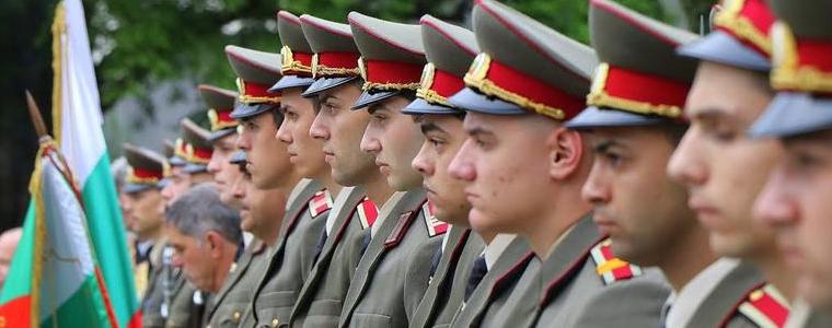 Армията търси над 500 военни