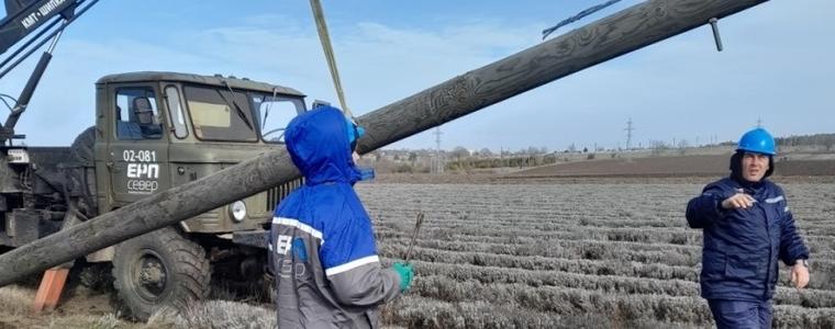 Екипи на ЕРП Север подмениха по спешност счупен стълб вследствие на ураганния вятър в района на Генерал Тошево