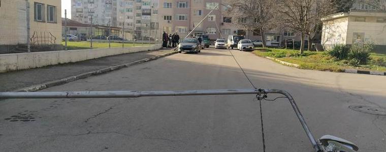 Силният вятър събори два стълба в близост до детска градина (ВИДЕО)