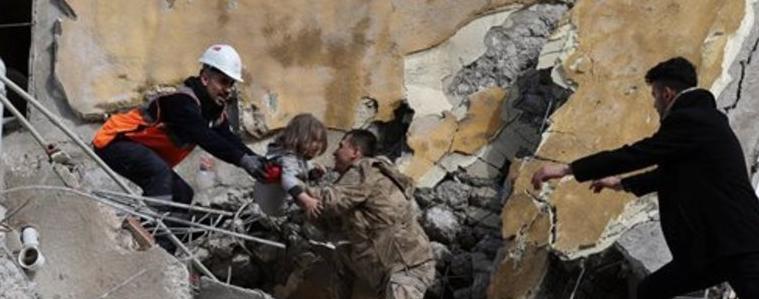 Жена роди бебе под руините в Сирия