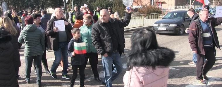 Над 100 жители на Сенокос и съседните села протестираха срещу системното безводие (ВИДЕО)