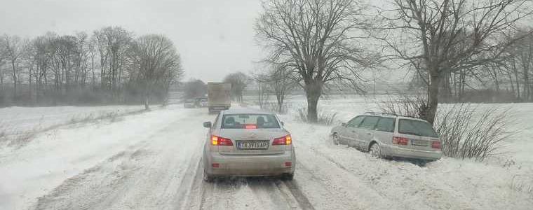 Навявания и автомобили в канавките по пътя за Балчик, трудно се пътува и към Силистра
