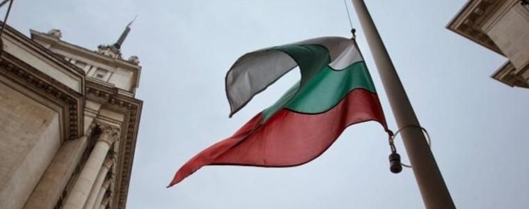 Призив за съпричастност с Турция и Сирия със свалени наполовина знамена