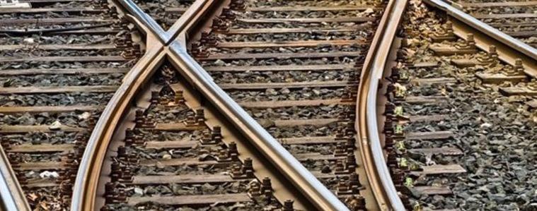 Влакът от Добрич за София е катастрофирал, има пострадали пътници