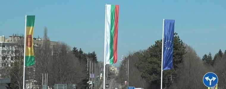 Добрич вече посреща влизащите в града със знамената на общината, България и ЕС (ВИДЕО)