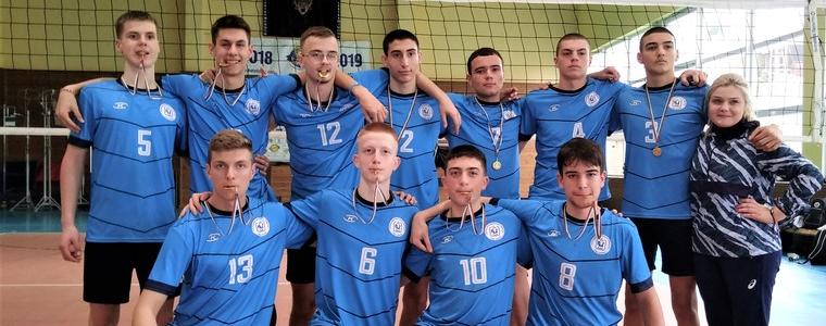 ПМГ е шампион при юношите 8-10 клас, наградите връчиха волейболисти на „Добруджа 07“