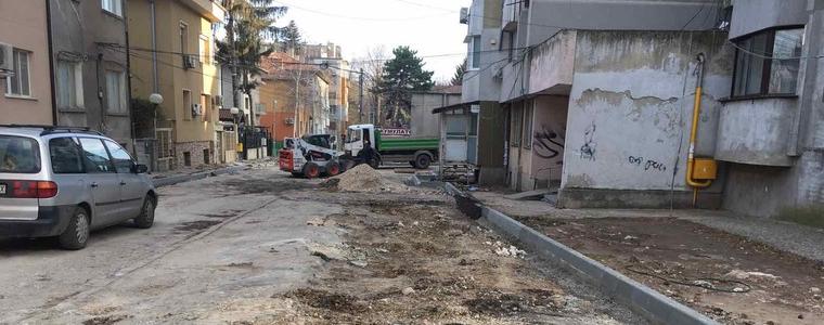 Ремонтират малки улички в центъра на Добрич
