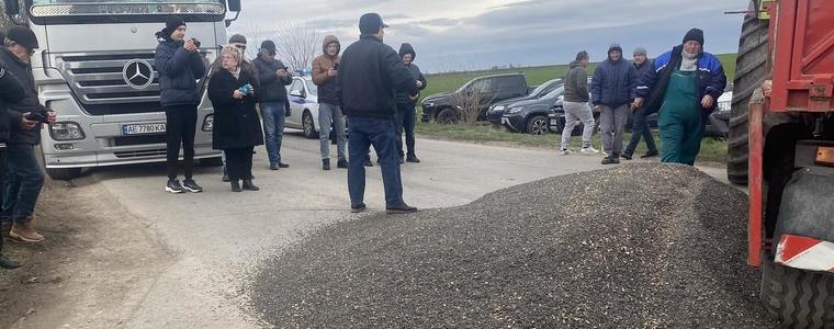 Трети ден протест на земеделци до граничния пункт край село Кардам