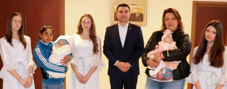 В Генерал Тошево и тази година бе спазена традицията по орисването на бебета 