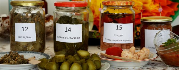 Вкусен и забавен конкурс за зимнина „Бурканъ фестъ“ събра дамите в село Гурково (ВИДЕО)