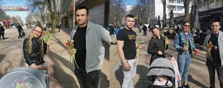 Възпитаници на аграрната гимназия зарадваха с цвете дами в Добрич