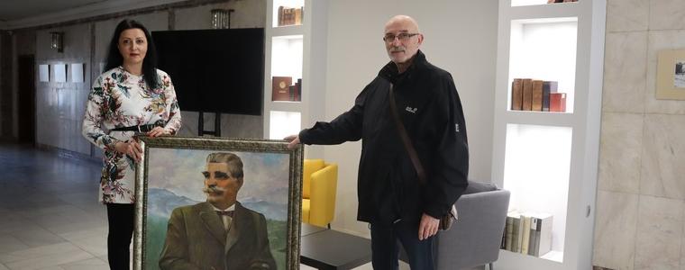 Георги Василев дари на РБ „Дора Габе“ рисуван от него портрет на Иван Вазов