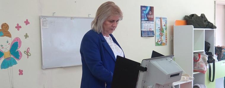 Мая Димитрова: Гласувах за по-добри доходи, за младите хора, за достоен живот на възрастните. Гласувах за мир (ВИДЕО)