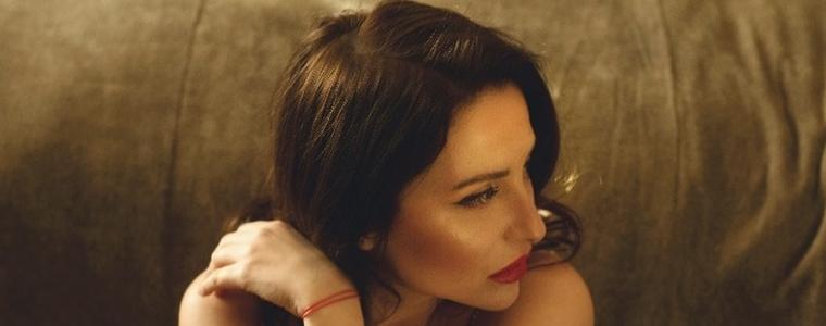 MIA D. тръгна по нов музикален път с R&B баладата „Трябваше“ (АУДИО)