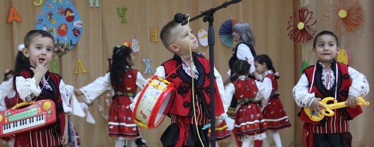 Празнична Великденска въртележка завъртя децата в община Крушари