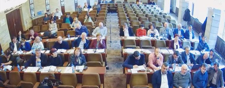 След сериозен дебат в Общинския съвет, отложиха докладна за смяна обслужваща банка на Община Добрич