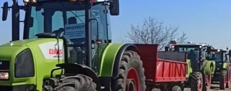 Зърнопроизводители излизат с техника на протест край Кардам