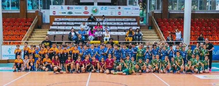 100 деца от начален курс в 5 училища в Добрич направиха своите първи стъпки в баскетбола (СНИМКИ)