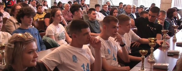 Кметът Йордан Йорданов награди победителите в общинския етап на ученическите игри (ВИДЕО)