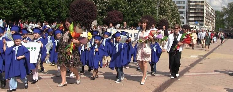 Празнично шествие на 24 май в Добрич (ВИДЕО)