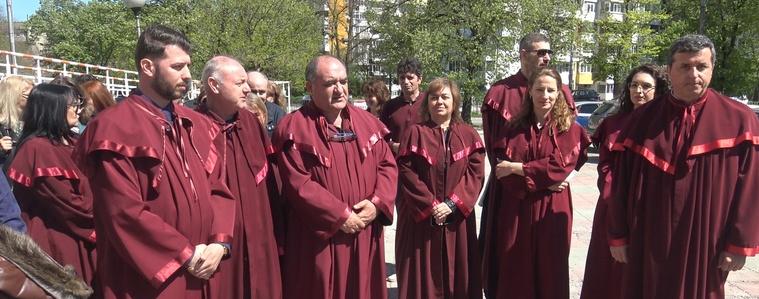 Прокурорите в Добрич излязоха на протест заради атентата срещу Иван Гешев (ВИДЕО)