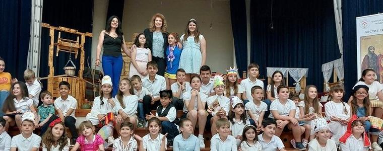 Вицепрезидентът Йотова дари книги на българско училище в Кипър