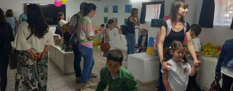 Благотворителна изложба на децата от Карин дом бе открита  днес в „Двореца” в Балчик