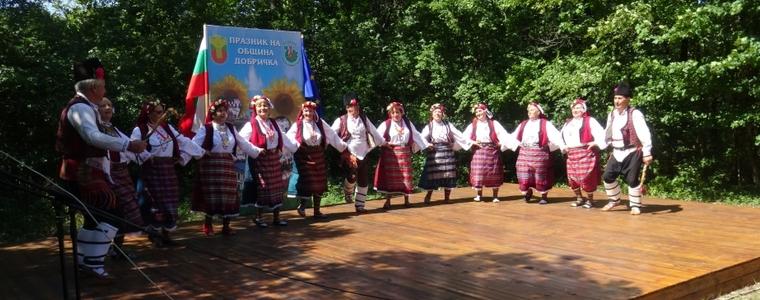 Фолклорни изпълнители от България, Украйна и Румъния се представят на събора край Дебрене