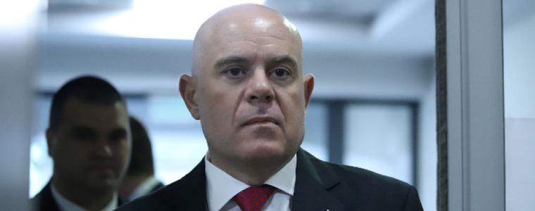 Гешев очаква решението на КС и указа на президента