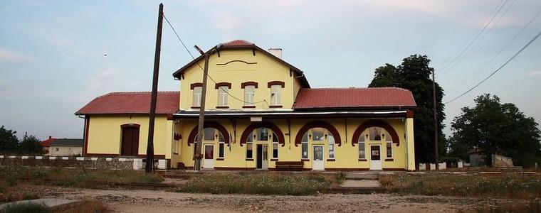 Изоставена на релсите кола в село Дончево блокира движението на влакове