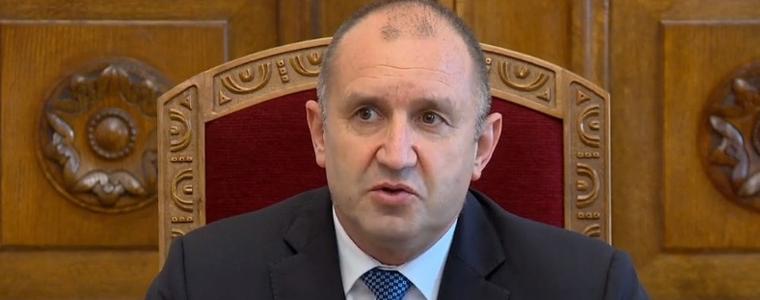 Румен Радев реши да напомни, че е главнокомандващ и в мирно време