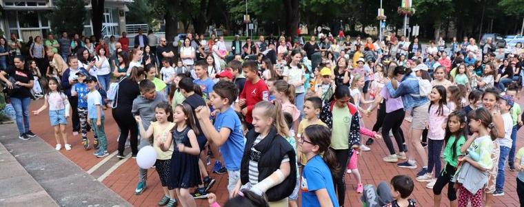 С детски празник на площада отбелязаха 1 юни в Генерал Тошево (ВИДЕО)
