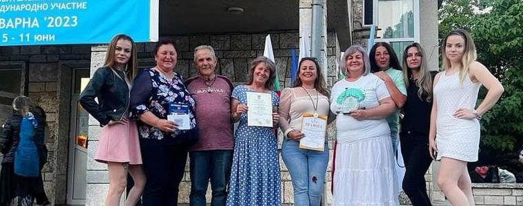 Самодейците от община Добричка с наградата на публиката от фестивала на любителските театри