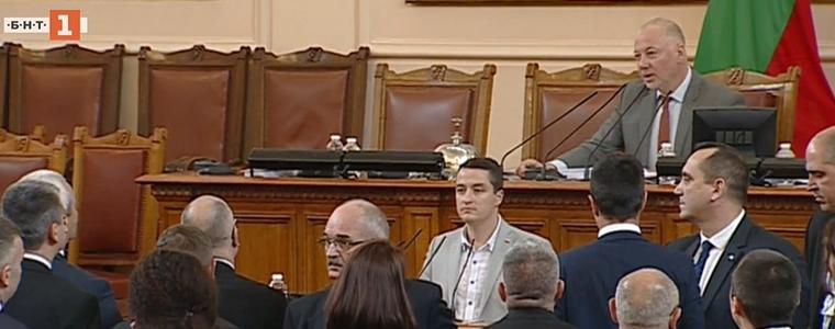 Скандал прекрати заседанието на НС след като Делян Пеевски стана член на Комисията по конституционни въпроси