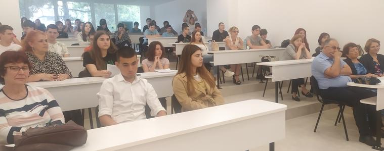Ученическа конференция с участието на финалисти от конкурс „Войната – прекъснато време, мирът …“ в Добрич (СНИМКИ)
