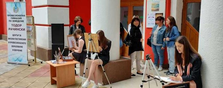 Учениците от клуб „Рисуване“ на гимназията в Генерал Тошево с изложба в НЧ „Светлина 1941“ 